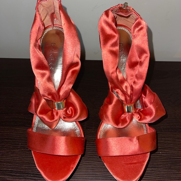 Baker’s Satin & Gold Heels Size 8M - Picture 4 of 7